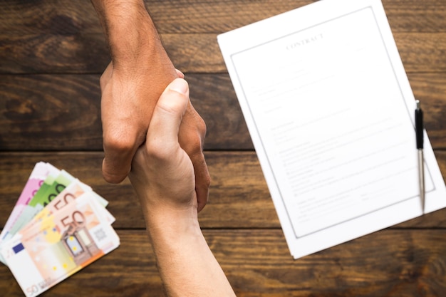 Bovenaanzicht mannen met een overeenkomst hand houding