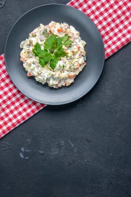 bovenaanzicht mayonaise kipsalade met greens in plaat