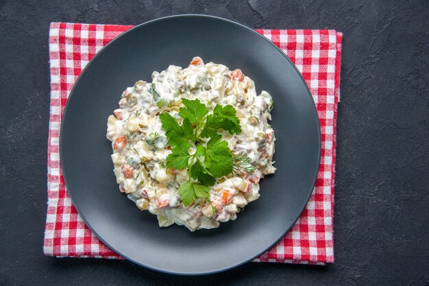 bovenaanzicht mayonaise kipsalade met greens in plaat