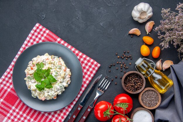 bovenaanzicht mayonaise kipsalade met peper en rode tomaten