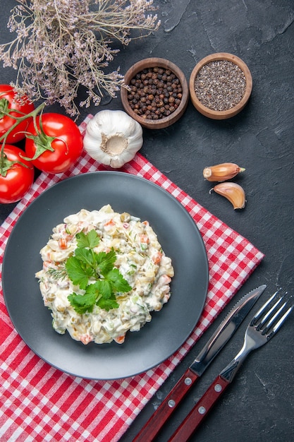 bovenaanzicht mayonaise kipsalade met peper en rode tomaten