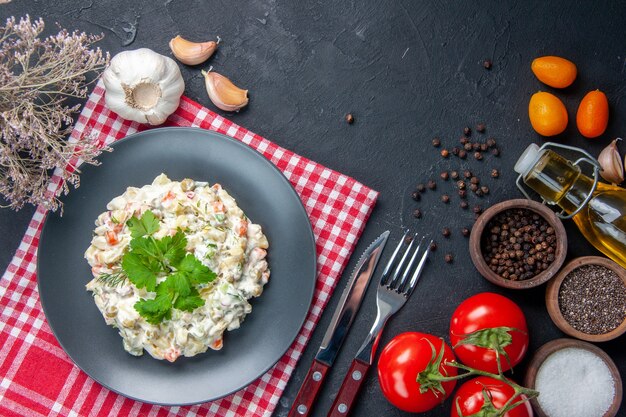 bovenaanzicht mayonaise kipsalade met peper en rode tomaten