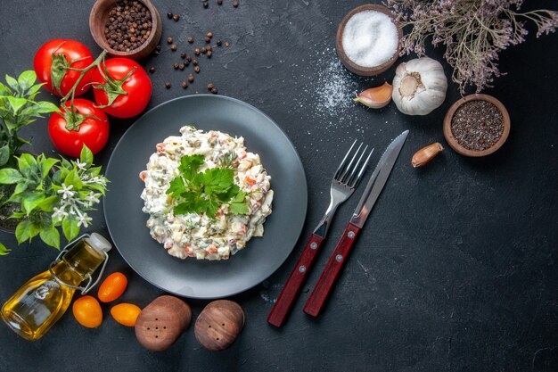 bovenaanzicht mayonaise kipsalade met rode tomaten in bord