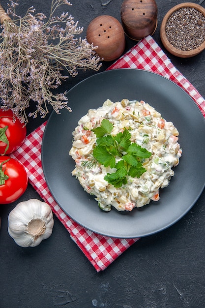 bovenaanzicht mayonaise kipsalade met tomaten en peper