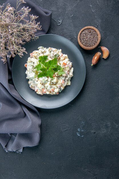 bovenaanzicht mayonaise kipsalade met verschillende gekookte groenten in bord