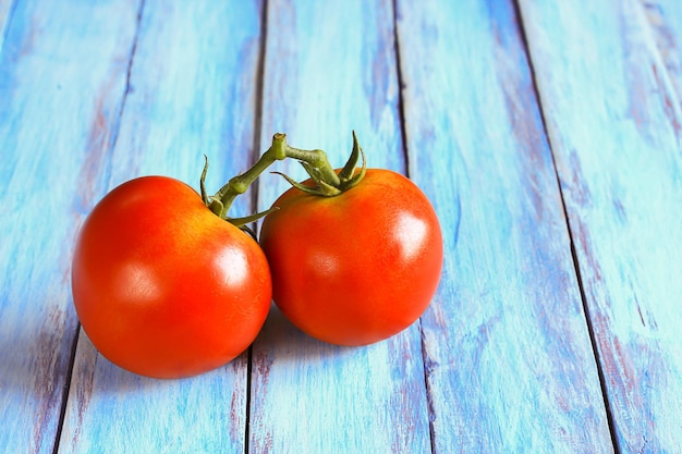 Bovenaanzicht met verse rode tomaat houten tafel achtergrond