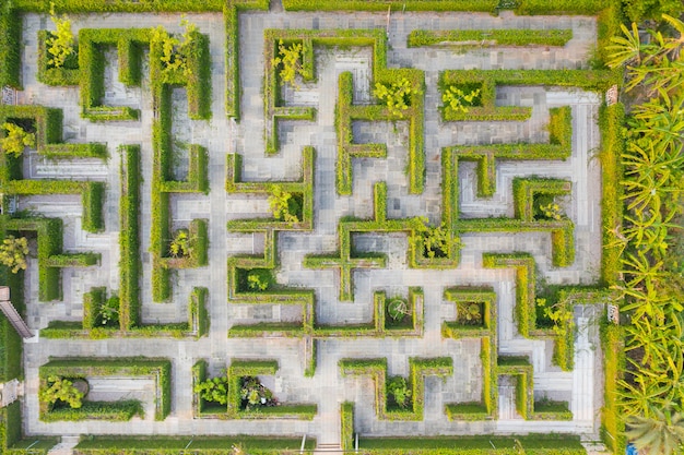 bovenaanzicht middelmatige hoogte boven de groene tuin van het doolhof