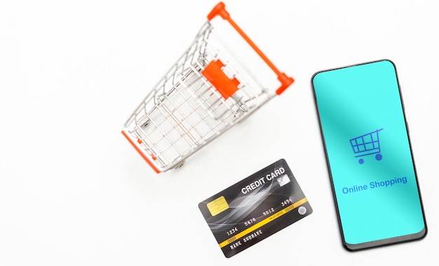 Bovenaanzicht mobiele smartphone en creditcard