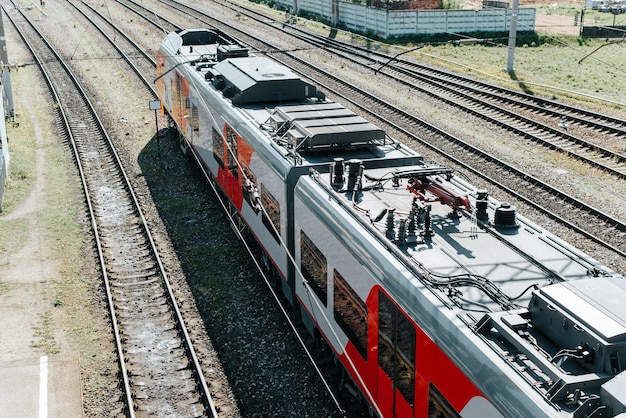 Bovenaanzicht moderne hogesnelheidspassagierstrein op rails