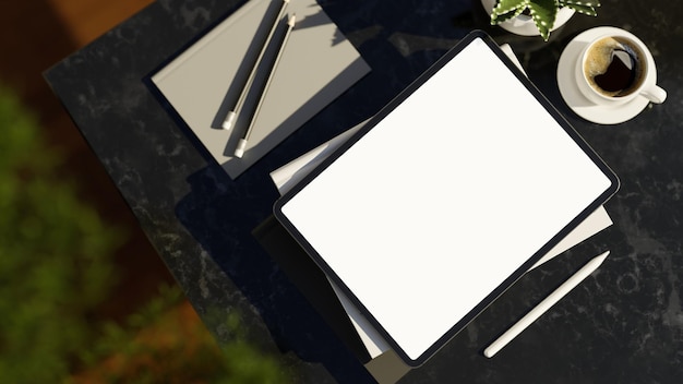Bovenaanzicht Moderne werkruimte met mockup met wit scherm voor digitale tablet op zwarte marmeren tafel