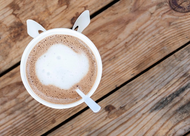 Bovenaanzicht mokka koffie in witte kop op houten tafel