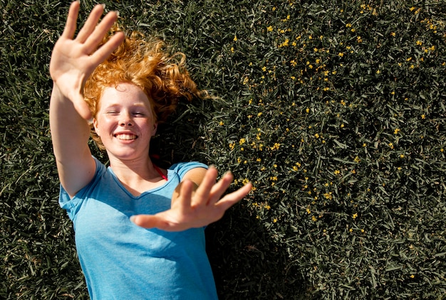 Foto bovenaanzicht mooi meisje glimlachen