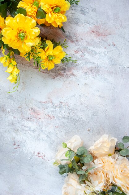 bovenaanzicht mooie gele bloemen op wit oppervlak