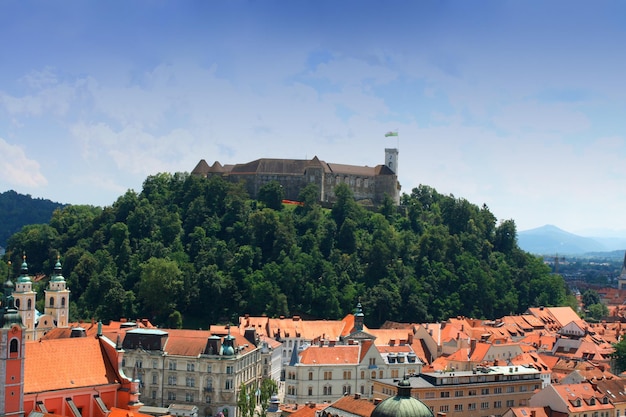 Bovenaanzicht naar de stad Ljubljana, de hoofdstad van Slovenië met fort