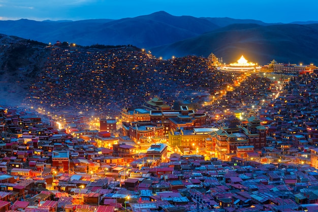 Bovenaanzicht nachtscène op Larung gar (boeddhistische Academie) in Sichuan, China