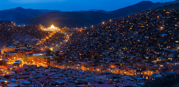 Bovenaanzicht nachtscène op Larung gar (boeddhistische Academie) in Sichuan, China