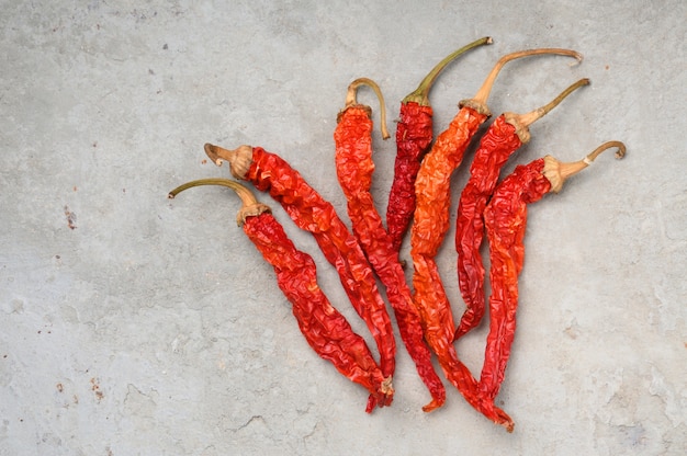 bovenaanzicht natuurlijke gedroogde hete rode paprika's