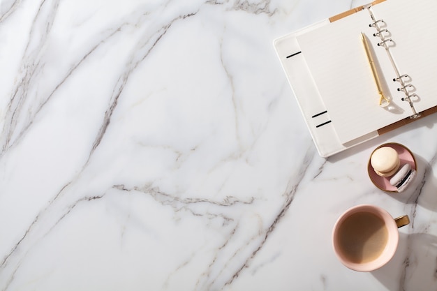 bovenaanzicht notebook naast koffie met bitterkoekjes