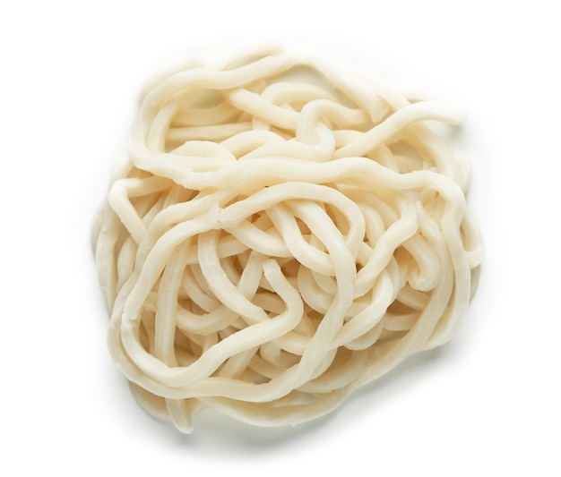 Foto bovenaanzicht of plat lag udon noodle geïsoleerd op een witte achtergrond.