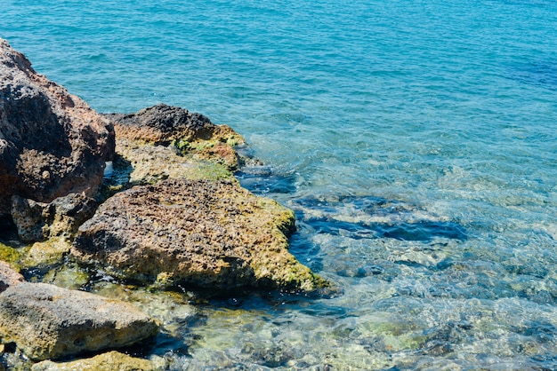 Bovenaanzicht ondiep turquoise water van de Middellandse Zee. Saronische eilanden. Aegina, Hydra. Zomer