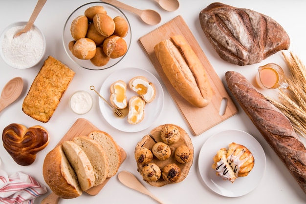 Foto bovenaanzicht ontbijt en mix van brood