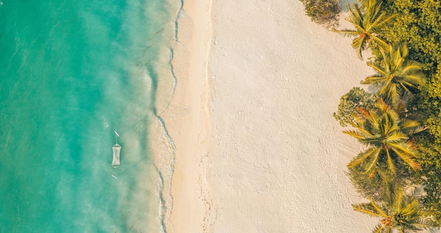 Bovenaanzicht ontspannen luchtfoto strand zee kust zomervakantie vakantie golven surfen verbazingwekkende blauwe oceaan