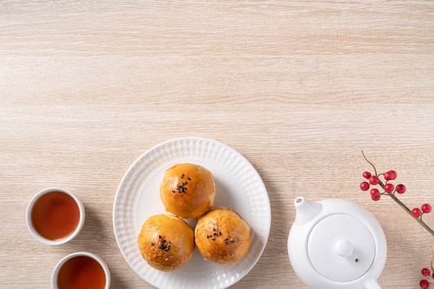 Bovenaanzicht ontwerpconcept van maan cake dooier gebak, mooncake voor Mid-Autumn Festival vakantie op houten tafel achtergrond