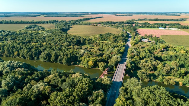 Bovenaanzicht op brug