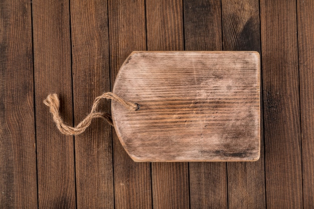 Bovenaanzicht op bruine oude houten snijplank