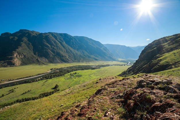 bovenaanzicht op de chulyshman rivier en de vallei bos bergen en heldere luchten altai rusland