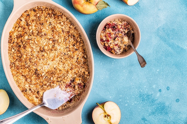 Bovenaanzicht op de knapperige crumble van appelkersen