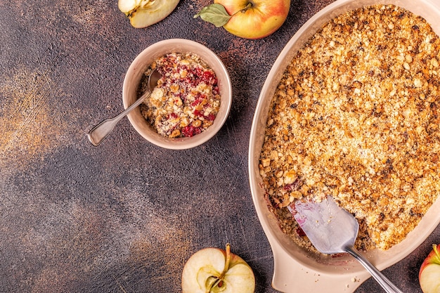 Bovenaanzicht op de knapperige crumble van appelkersen