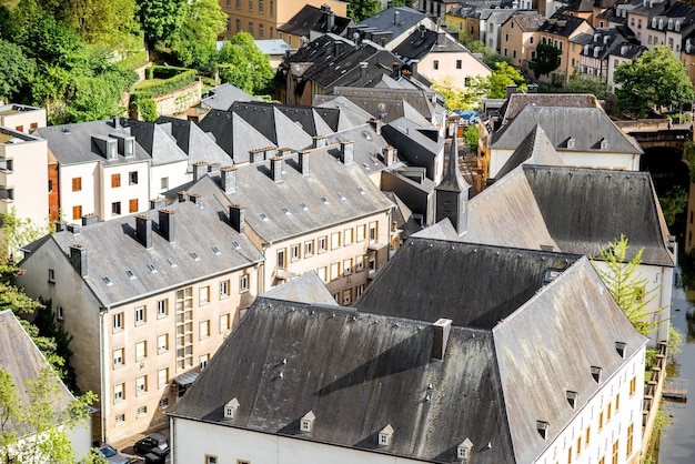 Bovenaanzicht op de oude gebouwen in het Grund-district van de oude binnenstad van de stad Luxemburg