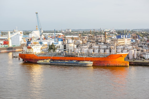 Bovenaanzicht op de rivier de Elbe met enorme haven van de stad Hamburg in Duitsland