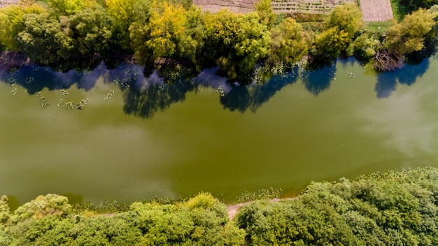 Bovenaanzicht op de rivier. Luchtfoto.