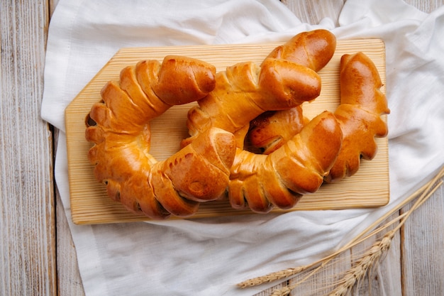 Bovenaanzicht op drie vers gebakken bagelbroodjes