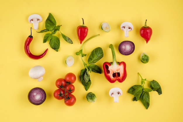 Bovenaanzicht, op een gele ondergrond aangelegd voedsel. Italiaanse keuken