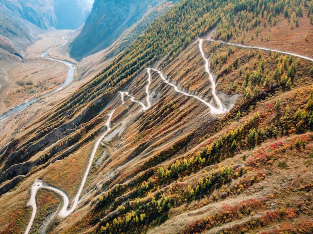 Foto bovenaanzicht op een hoge berg kathu pass yaryk, altai mountains