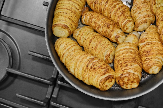 Bovenaanzicht op gesneden en gebakken aardappelen in de pot Thuis koken