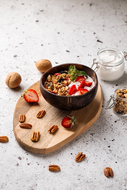 Bovenaanzicht op granola-yoghurt met aardbeien en chiazaad