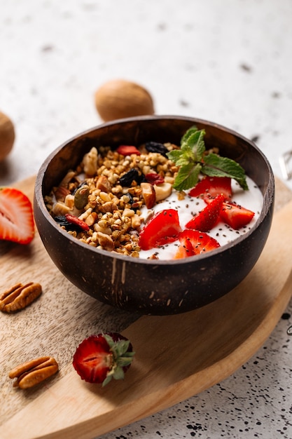 Bovenaanzicht op granola-yoghurt met aardbeien en chiazaad