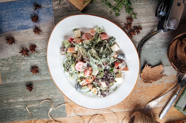 Foto bovenaanzicht op griekse salade gekleed met mayonaise