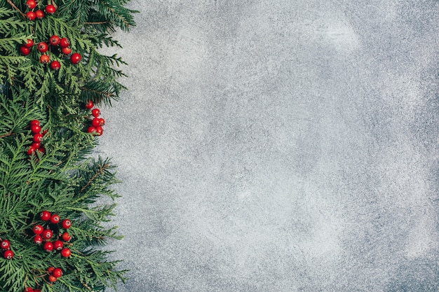 Foto bovenaanzicht op grijze achtergrond met takken van een kerstboom