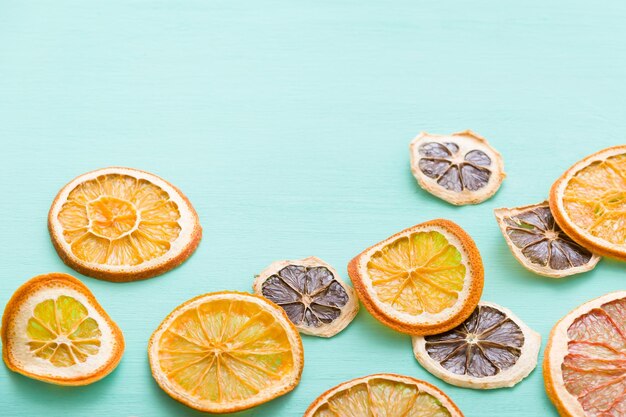 Bovenaanzicht op handgemaakte citrus chips sinaasappel citroen grapefruit op turquoise houten achtergrond