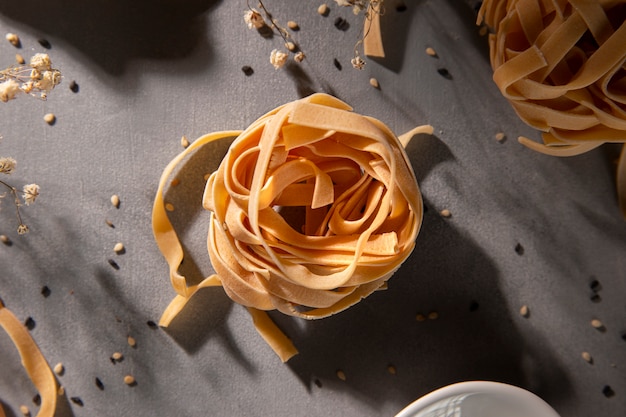 Foto bovenaanzicht op heerlijke ongekookte pasta