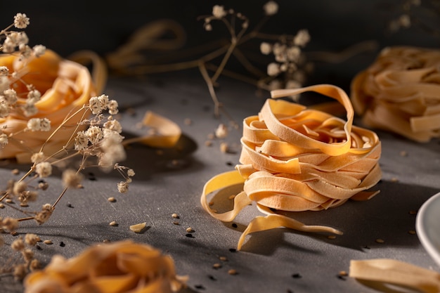 Foto bovenaanzicht op heerlijke ongekookte pasta