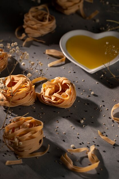 Foto bovenaanzicht op heerlijke ongekookte pasta