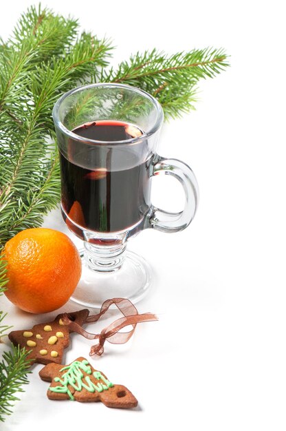 Bovenaanzicht op het glas rode glühwein, sinaasappel en peperkoekkoekjes