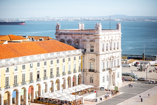 Bovenaanzicht op het handelsplein met de toren van het administratiegebouw in het centrum van de stad lissabon tijdens de zonnige dag in portugal