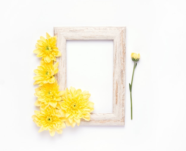 Bovenaanzicht op houten frame met gele bloemen